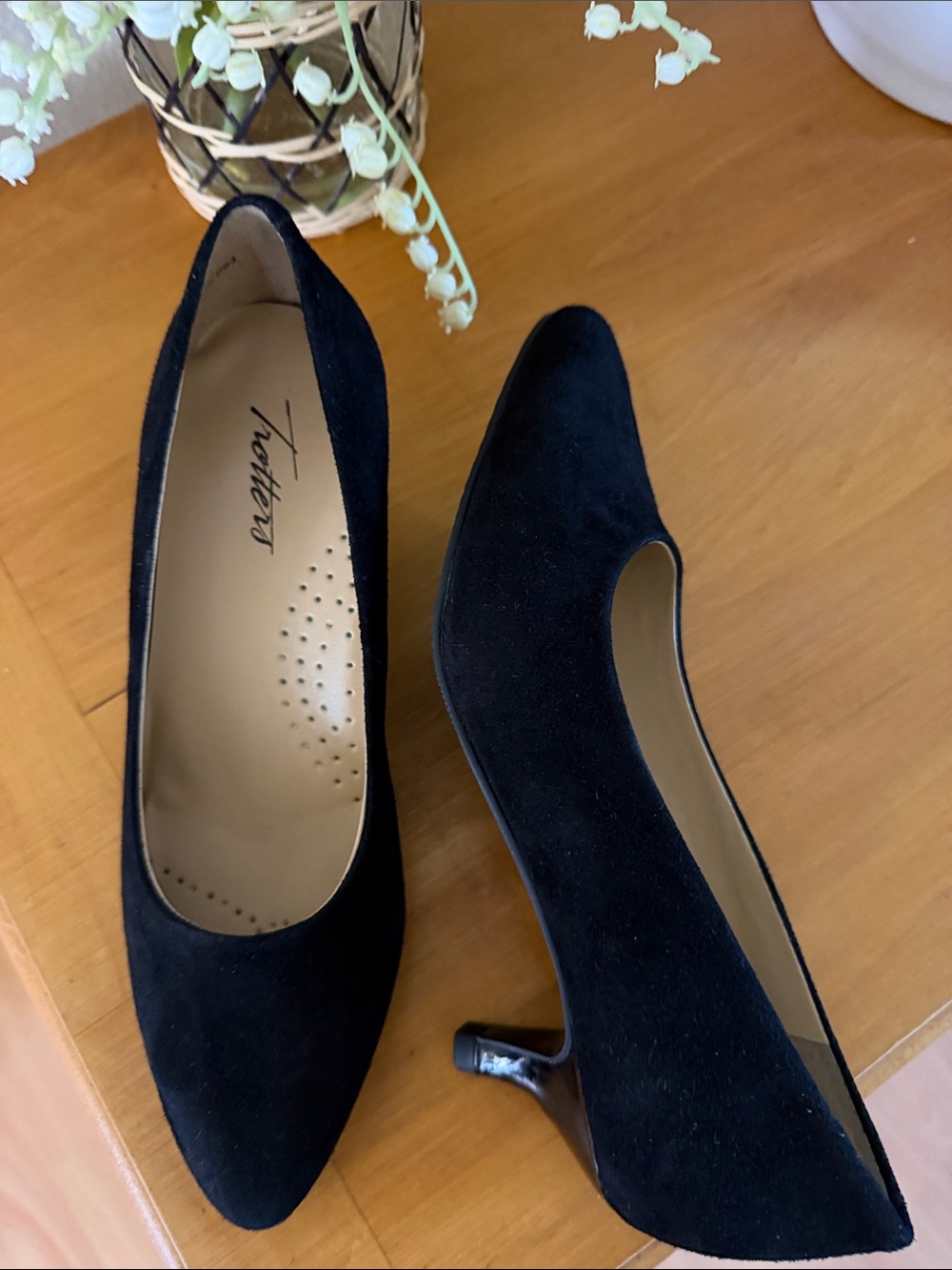 Trotters Black Suede Pointed-Toe Kitten Heels